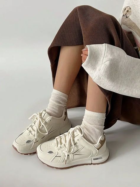 Casual White Sneakers, 2024 Wardrobe, Basket Sport, Spring Sneakers, Dad Shoes, Junior High School, Junior High, Chunky Sneakers, Casual Shoes Women