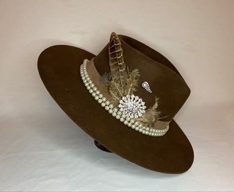 Lainey Wilson Hats, Diy Hat Band Ideas, Diy Leather Hat, Cowboy Hat Crafts, Cowboy Hat Design, Cowboy Hat Bands, Custom Cowboy Hats, Country Hats, Hat Decoration