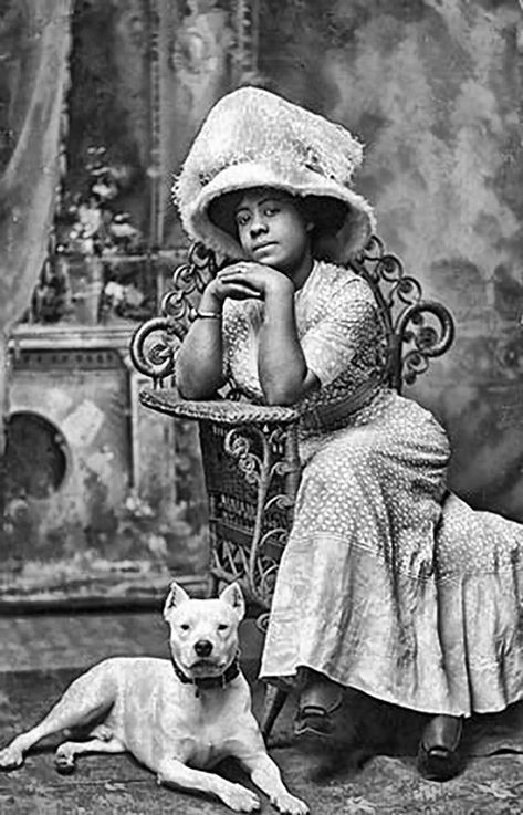 African American woman in the 1890s, posing with her faithful bulldog. Dogs And People, Photos Of Dogs, American Photo, Postal Vintage, Vintage Black Glamour, American Kennel Club, Health Nutrition, Vintage Dog, Vintage Portraits