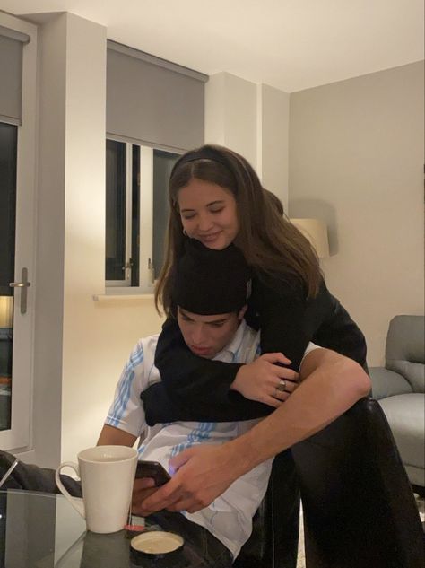 Brother Sister Photos, Big Brother Little Sister, Sisters Goals, Fem Oc, Siblings Goals, Sibling Poses, Louis Partridge, Sister Pictures, Sister Photos