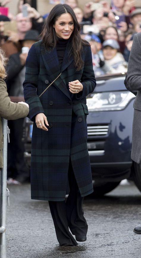 The Burberry coat Markle wore during an official visit to Scotland last February Meghan Markle Coat, Estilo Meghan Markle, Sleeveless Trench Coat, Givenchy Dress, Meghan Markle Style, Burberry Coat, Coat Trends, Style Fall, Fall Coat