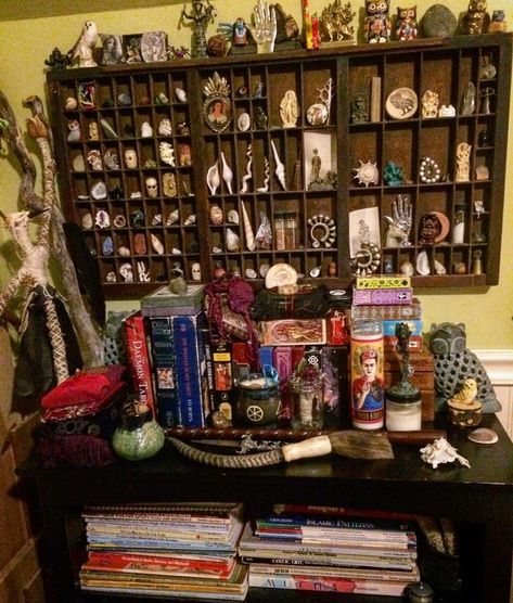 The inspiration altar got tidied up last week. One of my favorite spots in the studio, aka Magpie's Nest. #witchesofinstagram #witchart… Diy Altar, Sacred Space Altar, Alter Ideas, Closet Altar, W.i.t.c.h Art, Witchy Room, Pinterest Contest, Tidy Up, Sacred Space