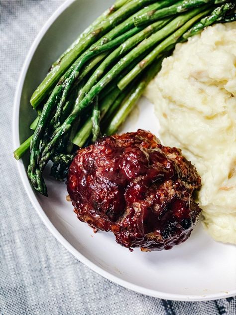 Balsamic Meatloaf, Honey Balsamic Glaze, Meatloaf Glaze, Honey Balsamic, Balsamic Glaze, Meatloaf Recipes, Garlic Chicken, Cooking Meat, Dinner Tonight