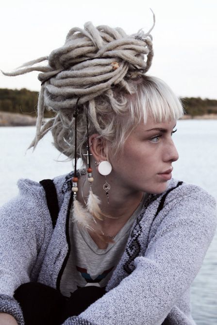 100 Unconventional dredlock styles. Who rocked it? Who sucked at it? – Nekita ink White Dreadlocks, White Dreads, Dreadlocks Girl, Blonde Dreads, Blonde Bangs, Dreads Girl, Beautiful Dreadlocks, Dreadlock Styles, Dreads Styles