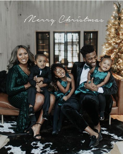 African American Fall Family Photoshoot, Glam Family Christmas Pictures, Navy Blue Family Christmas Pictures, Green And Black Christmas Outfit Family, Glam Family Photoshoot Christmas, Glam Holiday Photoshoot Family, Emerald Green Family Picture Outfits, Glam Family Photoshoot, Holiday Family Pictures