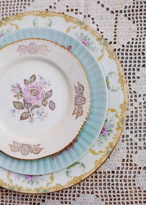 Victorian Tablescapes, Mismatched Table Setting, Guatemalan Decor, Intimate Party, Vintage Transferware, Vintage China Patterns, Fancy Farm, Cottage Houses, Mismatched Plates