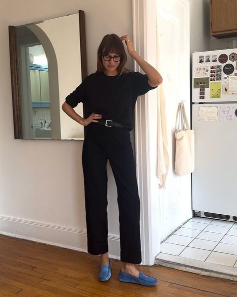 Lizzy Hadfield (@lizzyhadfield) • Instagram photos and videos Mary Jane Shoes Outfit Dr Martens, Jeans And Loafers Outfit, Black Flats Outfit, Navy Sweater Outfit, Everlane Outfit, Parisian Style Winter, Chelsea Boot Outfit, Lizzy Hadfield, Scandi Fashion