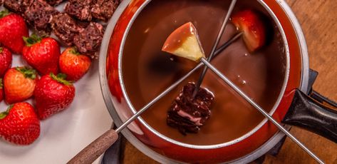 Chocolate Caramel Fondue, Caramel Fondue, Milk Chocolate Fondue, Chocolate Fondue Recipe, Spiced Chocolate, Fondue Recipes, Fondue Pot, Bbc Food, Salted Caramel Chocolate