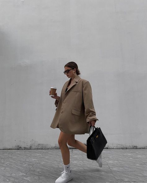 𝐇𝐎. on Instagram: “Saturday’s outfit 🤎 big blazer lover 。” Blazer Sneakers Outfit, Blazer And Sneakers Outfit, Blazer Sneakers, Aesthetic Photo Ideas, Minimalism Style, Brown Outfit, Instagram Ideas, Blazer Outfits, Sneakers Outfit