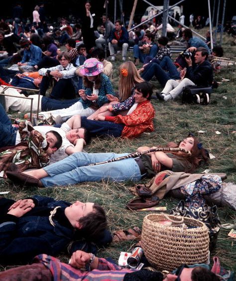 View of hippies and teenagers relaxing whilst sitting and lying on grass at a 'LoveIn' at the Festival of the Flower Children in the grounds of the... Mundo Hippie, Hippies 1960s, Woodstock Hippies, Woburn Abbey, Isle Of Wight Festival, Flower Power Hippie, Woodstock 1969, Flower Children, Hippie Lifestyle