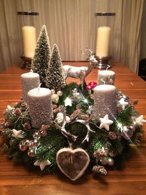 Christmas Smell, Centerpiece Christmas, Christmas Centerpieces Diy, Easy Christmas Decorations, Advent Candles, Advent Wreath, Christmas Centerpiece, Christmas Scents, Pink Candles