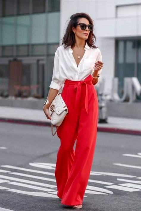 Red Trousers Outfit Classy, Red Trousers Outfit, Outfit Pantalon Rojo, Red Pants Outfit, Red Trousers, Couture Mode, Red Pants, Red Outfit, Only Fashion