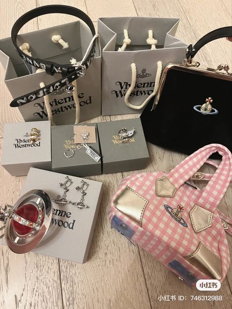 Vivienne Westwood Purse, Vivian Westwood, Vivienne Westwood Jewellery, Pretty Bags, Essential Bag, Dream Jewelry, Pretty Jewellery, Coco Chanel, Vivienne Westwood