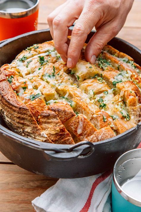 Pull Apart Garlic Bread | Fresh Off The Grid Cold Camping Meals, Camping Appetizers, Easy Campfire Meals, Pull Apart Garlic Bread, Dutch Oven Camping Recipes, Campfire Dinners, Camping Food Ideas, Cold Camping, Healthy Camping Food