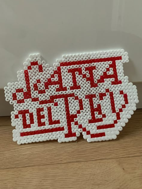 Iron on beads idea, logo from artist called Lana del rey Lana Del Rey Perler Beads, Hama Albums, Lana Del Rey Crafts, Album Cover Pixel Art, Lana Del Rey Logo, Drawings For Room Decor, Drawings For Room, Fuse Bead Ideas, Melty Bead Designs