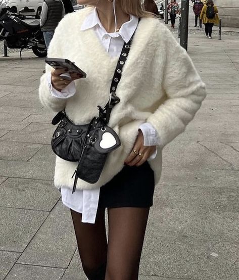 City Bag Outfit, Balenciaga City Bag Outfit, Balenciaga Bag Outfit, Street Style Classy, Copenhagen Outfit, Winter Outfits Streetwear, Fashion Stockholm, Outfits Capsule Wardrobe, Balenciaga Outfit