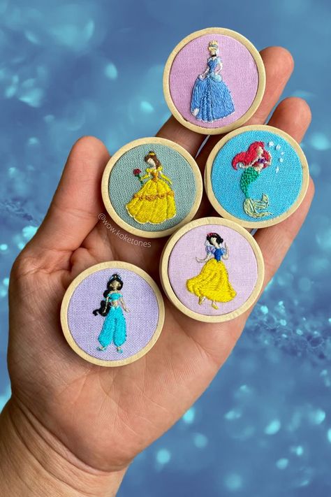 Hand made brooches and mini embroidery patterns Disney Princess Embroidery Designs, Disney Embroidery Designs Hand, Ariel Embroidery, Disney Hand Embroidery Diy, Hand Embroidery Disney, Princess Embroidery, Disney Princess Embroidery, Embroidery Disney, Disney Embroidery Patterns