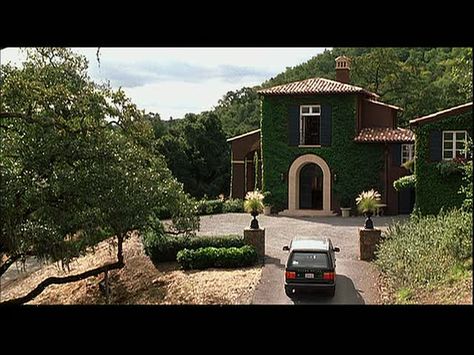 Napa, CA house from The Parent Trap. Love the warm, cozy, comfortable feel of this house! Parent Trap Movie, Nancy Meyers Movies, Equestrian Ranch, Napa Valley Vineyards, Vineyard House, The Parent Trap, Parent Trap, Nancy Meyers, House Goals