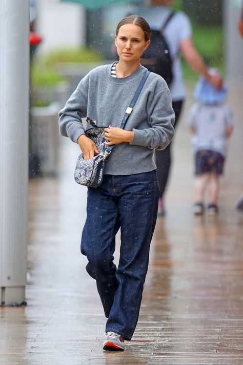 Natalie Portman Street Style, Natalie Portman Style, Street Style 2022, Petite Celebrities, Short Girl Fashion, Jeans Outfit Women, Autumn Clothes, Street Style Winter, Summer Outfit Inspiration