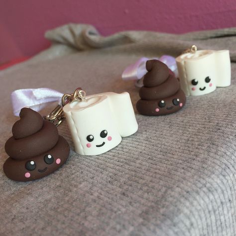 Funny couple keychain polymer clay hand made home made cute happy poop Clay Crafts For Boyfriend Cute Ideas, Polymer Clay Couple Ideas, Clay Keychain Ideas Couple, Couple Clay Keychain, Clay Crafts Couple, Air Dry Clay Couple Ideas, Funny Clay Art, Clay Date Ideas Easy Couple, Clay Date Ideas Couple