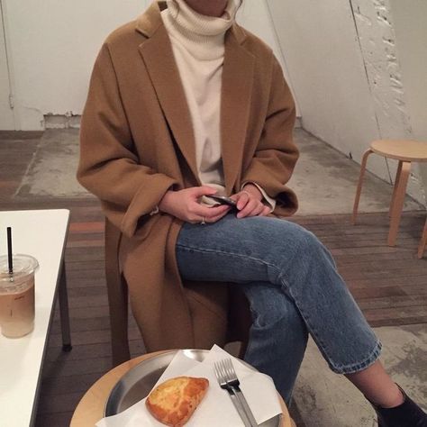 femme fatale on Twitter: "… " Wholesale Usa, Minimalist Moda, 2000s Grunge, Look Retro, Skirt And Sneakers, Korean Fashion Trends, Winter Mode, Mode Inspo, 가을 패션