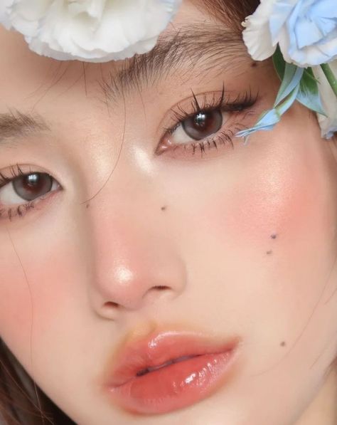 Peach Make Up Look, Peach Douyin Makeup, Ethereal Makeup Looks Wedding, Peach Makeup Look Korean, Kpop Inspired Makeup, Korean Inspired Makeup, Kpop Makeup Looks, Douyin Makeup Look, Makeup Asia