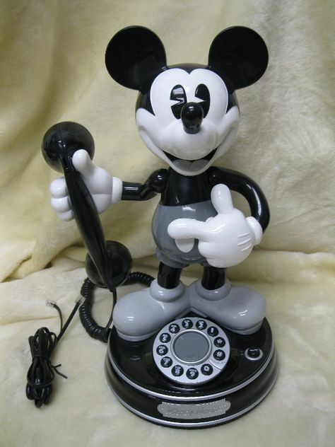 Mickey Black And White, Mickey Mouse Accessories, Disney House Ideas, Mickey Mouse House, Disney Office, Mickey Mouse Kitchen, Mickey House, Casa Disney, Disney Bedrooms