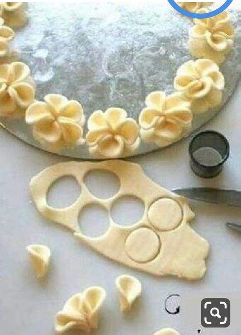 Creative Pie Crust, Fancy Pie Crust, Pie Crust Art, Creative Pies, Decorative Pie Crust, Pie Crust Designs, Pie Decoration, Cake Decorating With Fondant, Food Chicken