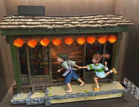 Studio Ghibli Diorama, Japan Diorama, Anime Diorama, Clay Scene, Diaroma Ideas, Ghibli House, Halloween Japan, Howls Moving Castle Art, Plush Craft