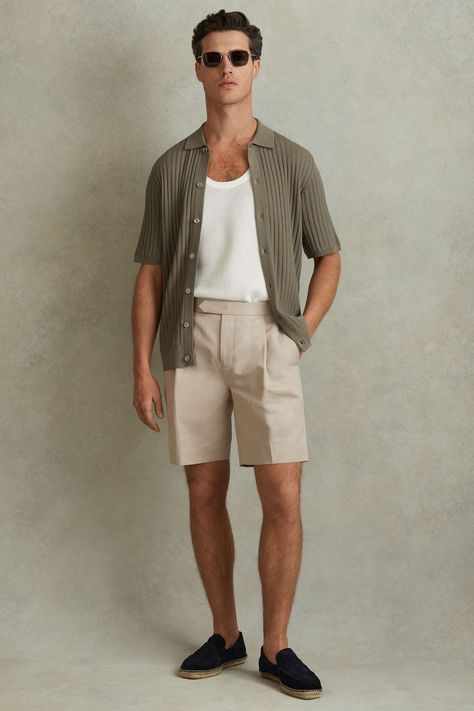 Made from a cotton blend with linen, the Con shorts have a natural woven texture and they're relaxed with front pleats, finishing above the knee. Cotton blend with linen. Front pleats. Side pockets. Side adjusters. The model is wearing a size 32. Measurements of model: 6ft1.5 / 187cm. Machine washable. 47% Cotton, 35% Linen, 18% Lyocell. Summer Linen Shorts, Male Summer Outfits Aesthetic, Linen Shorts Outfit Men, Linen Men Outfit, Mens Fashion Shorts, Prenup Outfit, Linen Shorts Outfit, Linen Shorts Men, Vegas Outfits