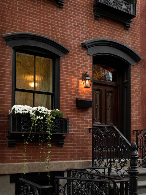 Hoboken Townhome — SEK Architects American Townhouse, Row House Exterior, House Exterior Update, Red Brick Homes, Dollhouse Exterior, Red Brick House Exterior, Brick Homes, Classical House, Home Redesign