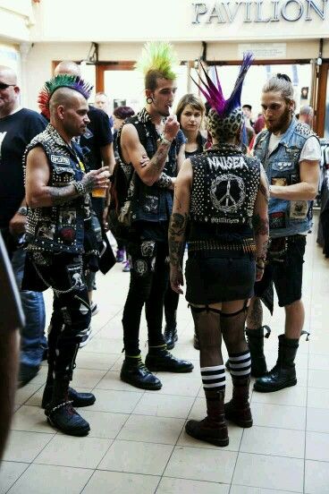 Punks Rock Summer Outfits, Junk Punk, Skin Heads, Punk Is Not Dead, Chica Punk, Rebellious Fashion, Punk Boy, Punk Culture, Punks Not Dead