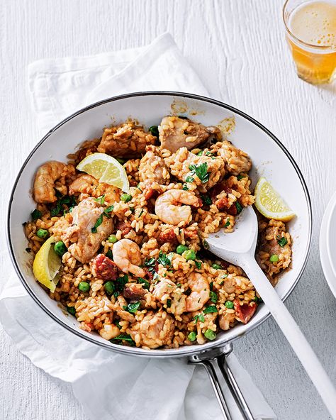 A quick and easy alternative to your traditional paella but keeping chicken and prawn for a winning combination. This recipe can be made in just under an hour. Prawn Paella, Prawn And Chorizo, Traditional Paella, Chorizo Paella, Chicken Chorizo, Chorizo Recipes, Paella Recipe, Paprika Chicken, Prawn Recipes