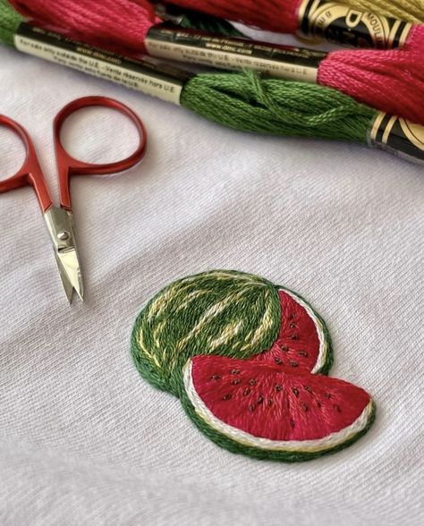 Hand Embroidered Fruit, Watermelon Embroidery Design, Bordado Jacobean, Watermelon Embroidery, Hand Embroidery Patterns Free, Ribbon Embroidery Tutorial, Textile Art Embroidery, Embroidery Wall Art, Diy Embroidery Designs