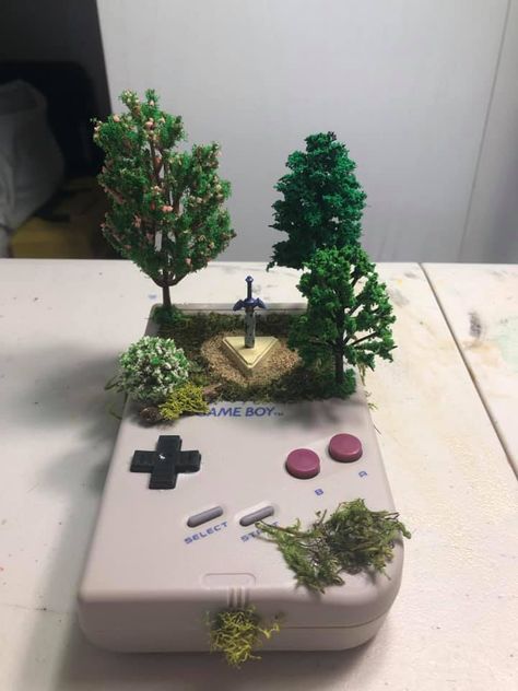 Legend of Zelda Master Sword GB Diorama "White" Diy Legend Of Zelda Crafts, Plant Themed Gifts, Legend Of Zelda Gift Ideas, Zelda Themed Bedroom, Zelda Terrarium, Zelda Clay Ideas, Legend Of Zelda Decor, Zelda Decorations, Legend Of Zelda Crafts