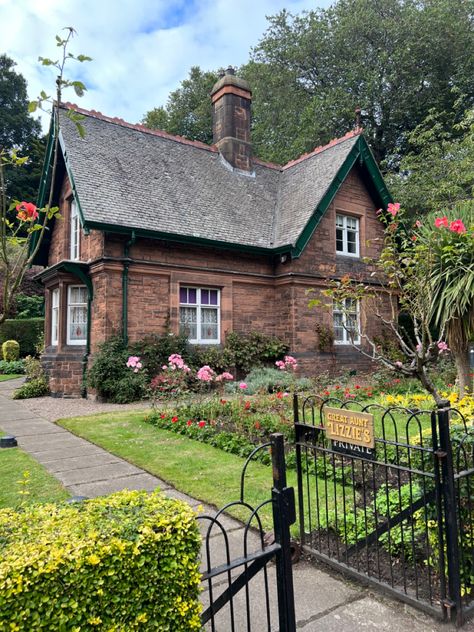 Small British House, British Cottage English Countryside, British House Exterior, Agatha Raisin, British Houses, British Cottage, British House, Vintage Houses, European Cottage