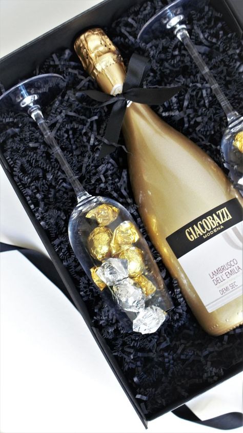 Bottle Gift Ideas, Champagne Gift Box, Wine Gift Box Ideas, Gift Set Ideas, Real Estate Client Gifts, Wine Gift Ideas, Gift Box Idea, Wine Bottle Gift Tags, Corporate Gift Ideas