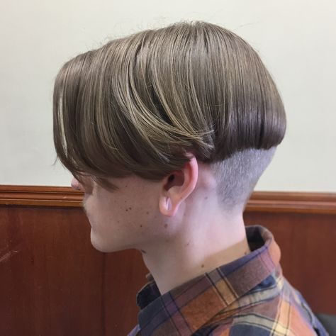 90s Undercut, Haircuts For Teenagers, Mushroom Haircut, Undercut Hairstyle, Bowl Haircuts, Undercut Long Hair, Easy Hair Cuts, Undercut Pompadour, Disconnected Undercut