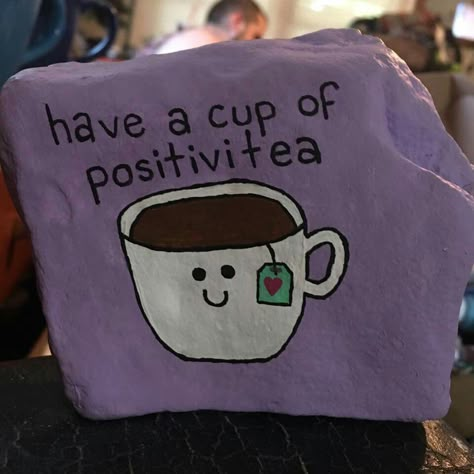 sayings - have a cup of positivitea Funny Rock Painting Ideas, Rock Painting Quotes, Christmas Rock Painting Ideas, Posca Marker, Painted Rocks Craft, Painting Ideas Easy, Happy Stones, Rock Painting Ideas Easy, Painted Rocks Diy