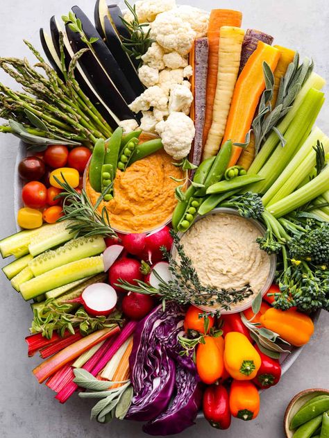 Hummus Veggie Platter, Charcuterie Vegetable Board, Easy Crudite Platter Ideas, Thanksgiving Crudite Platter, Thanksgiving Light Appetizers, Fall Crudite Platter Ideas, Thanksgiving Crudite, Crudite Platter Ideas Presentation, Vegetable Charcuterie Board Ideas