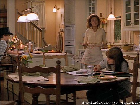 Kitchen in House in Stepmom Movie Stepmom Movie, Nancy Myers, 90s Home, New England Farmhouse, Nancy Meyers, American Interior, Susan Sarandon, Classic Interior Design, Romantic Homes