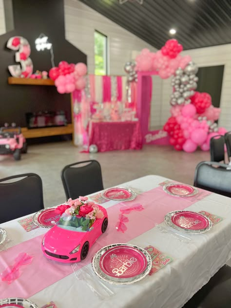 Barbie Table Decor, Barbie Picnic, Barbie Centerpieces, Barbie Merchandise, Barbie Pool Party, Barbie Party Decorations, Barbie Theme Party, Barbie Car, 41st Birthday