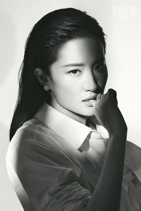 Liu Yifei poses for fashion magazine | China Entertainment News Liu Yifei, 얼굴 드로잉, 사진 촬영 포즈, Magazine Fashion, Poses References, Black And White Portraits, Portrait Poses, Portrait Inspiration, 인물 사진