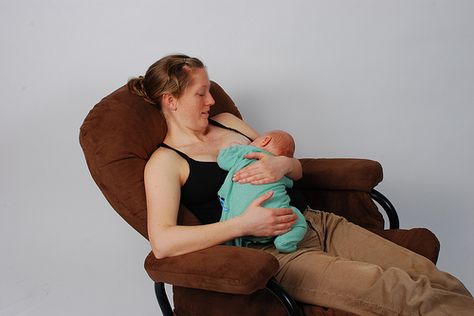 Crazy nursing positions Breastfeeding Latch, Nursing Positions, Breastfeeding Positions, Nursing Baby, Breastfeeding And Pumping, Preparing For Baby, Breastfeeding Tips, Pregnancy Birth, Baby Time