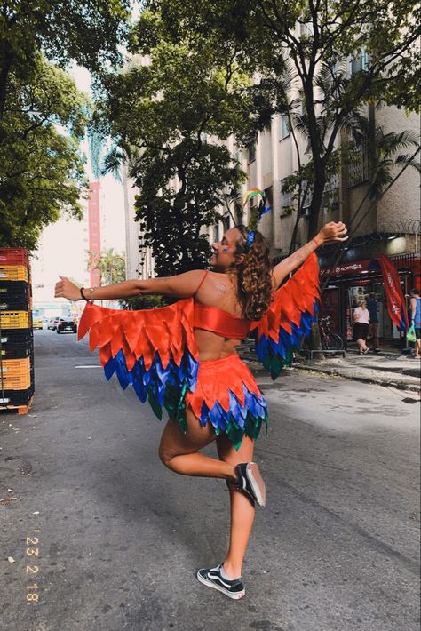 fantasia carnaval Carnaval Outfit Brazil, Carnaval Aesthetic, Rio Movie, Parrot Costume, Carnaval Outfit, Theme Carnaval, Peacock Party, Carnaval Costume, Carnival Decorations