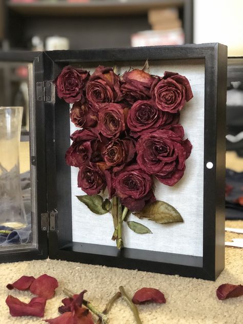 Ideas To Preserve Flowers, Preserve Flowers Diy, Dried Rose Petals Ideas Crafts, What To Do With Dry Roses Ideas, Dried Flowers Ideas Diy, Dried Roses Ideas, Anniversary Activities, Rose Preservation, Preserve Roses