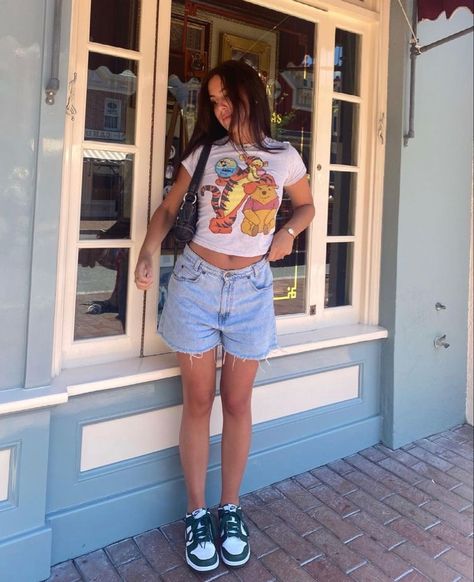 Casual Outfits For Theme Parks, Disney Outfits Street Style, Street Style Disney Outfit, 2023 Disney Outfits, Disney Outfits Jorts, Disney 2023 Outfits, Disney Outfit Ideas Aesthetic, Simple Disney Outfits Casual, Park Fits Aesthetic