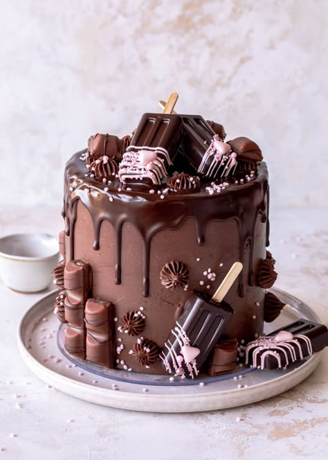 Kinder-Bueno-Torte - Emma's Lieblingsstücke Bueno Cake, Brownie Torte, Chocolate Drip Cake, Naked Cakes, Birthday Cake Chocolate, Chocolate Drip, Sweets Cake, Number Cakes, Pretty Birthday Cakes