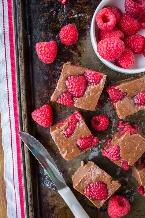 Nutella Fudge with Raspberries from The Food Charlatan Nutella Raspberry, Passion Fruit Sorbet, Wine Ice Cream, Gluten Free Milk, Nutella Fudge, The Food Charlatan, Candy Man, Shugary Sweets, Peanut Butter Sauce