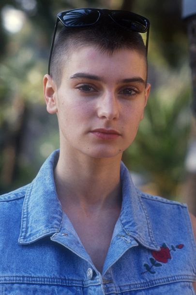 The LookDon't need hair to look good Thanks to her wide eyes and flawless features, Sinead O'Connor looked gorgeous with her signature buzz-cut hairstyle. Sinead O'connor Style, Sinead O'connor, Celebrity Hair Inspiration, Iconic Hairstyles, Buzz Cut Hairstyles, Agyness Deyn, Buzzed Hair, Bald Girl, V For Vendetta